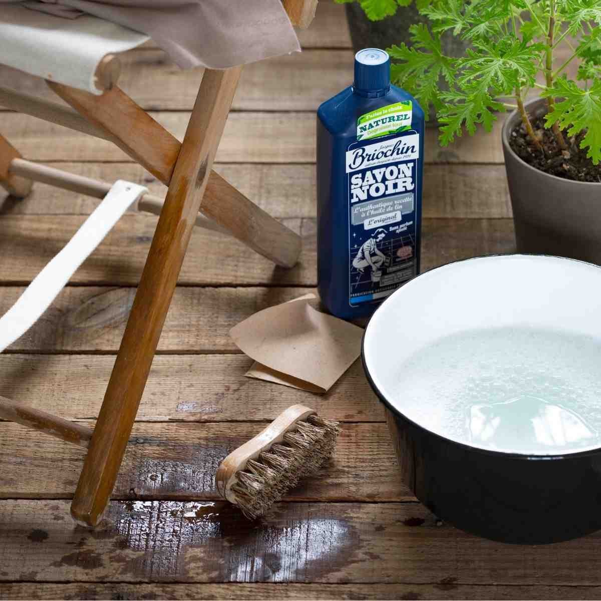 Nettoyer une terrasse en bois